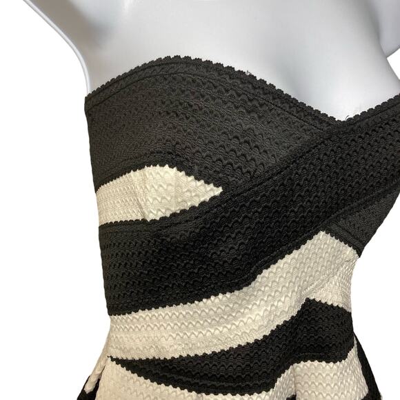 BCBG Max Azria Striped Fit And Flare Strapless Bandage Dress Size Medium M NWT - Picture 14 of 16